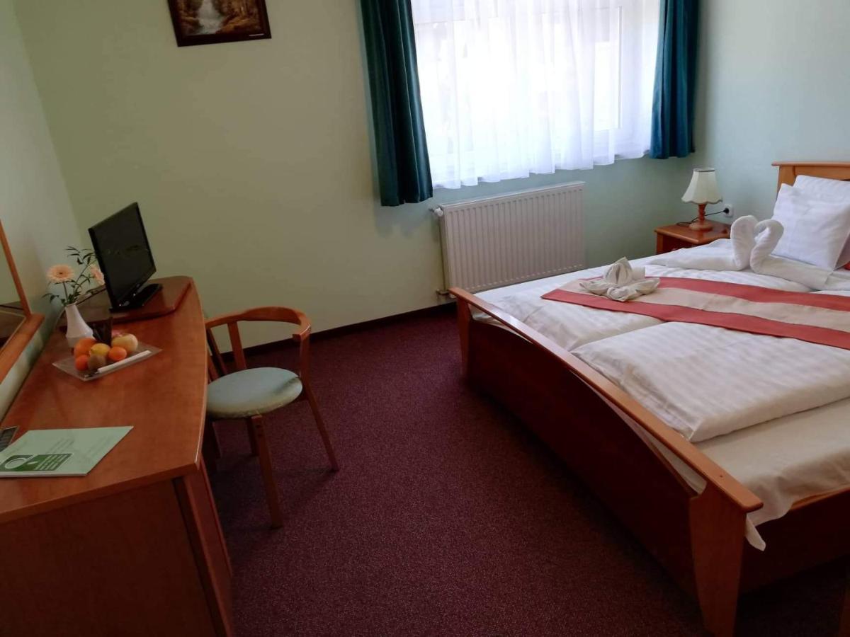 Gosztola Gyoengye-Az Erdo Szallodaja Buitenkant foto
