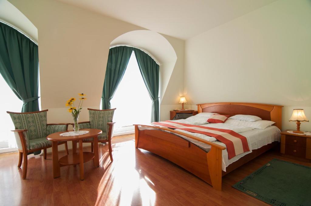Gosztola Gyoengye-Az Erdo Szallodaja Kamer foto